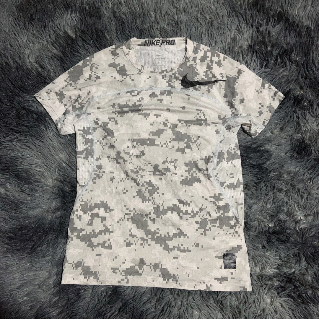 Nike Pro Digital Camo Compression T-Shirt (Category: Activewear) located in Compostela. Submitted by anyastark (Listing ID 1464126165, Image 1). Description: - Nike Pro Hypercool T-shirt - Digital camouflage pattern (grey & white) - Short sleeves - Breathable fabric - Ideal for workouts or everyday wear - Size: Medium (M) - Width 16 - Length 23.