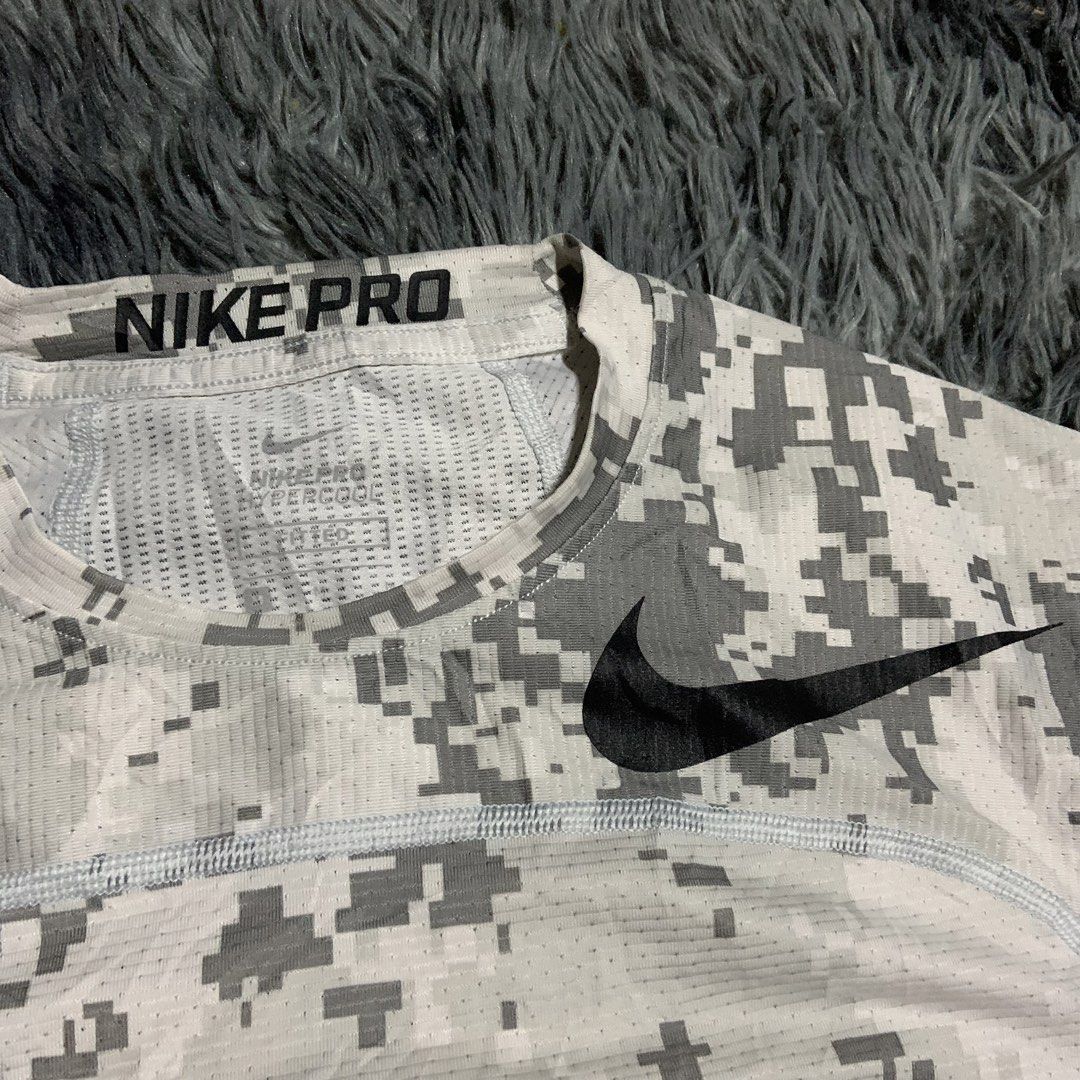 Nike Pro Digital Camo Compression T-Shirt (Category: Activewear) located in Compostela. Submitted by anyastark (Listing ID 1464126165, Image 2). Description: - Nike Pro Hypercool T-shirt - Digital camouflage pattern (grey & white) - Short sleeves - Breathable fabric - Ideal for workouts or everyday wear - Size: Medium (M) - Width 16 - Length 23.