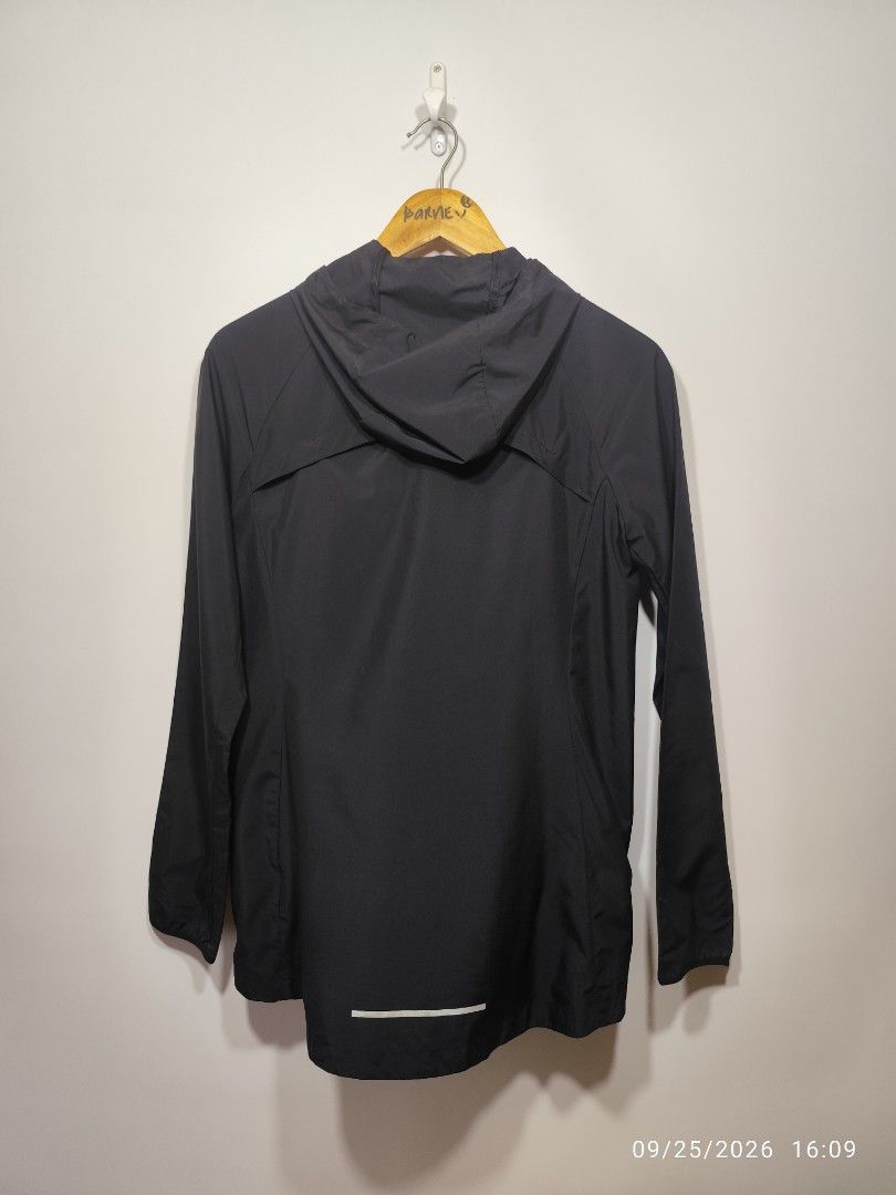 Nike Running Jacket Black "Just Do It" (Category: Coats, Jackets and Outerwear) located in San Fernando. Submitted by riasbarney67882 (Listing ID 1464005342, Image 3). Description: - Black Nike running jacket - Size: Medium - Features 'Just Do It' graphic on sleeve - Lightweight and hooded for protection - Reflective detail on the back - Ideal for running in any weather.