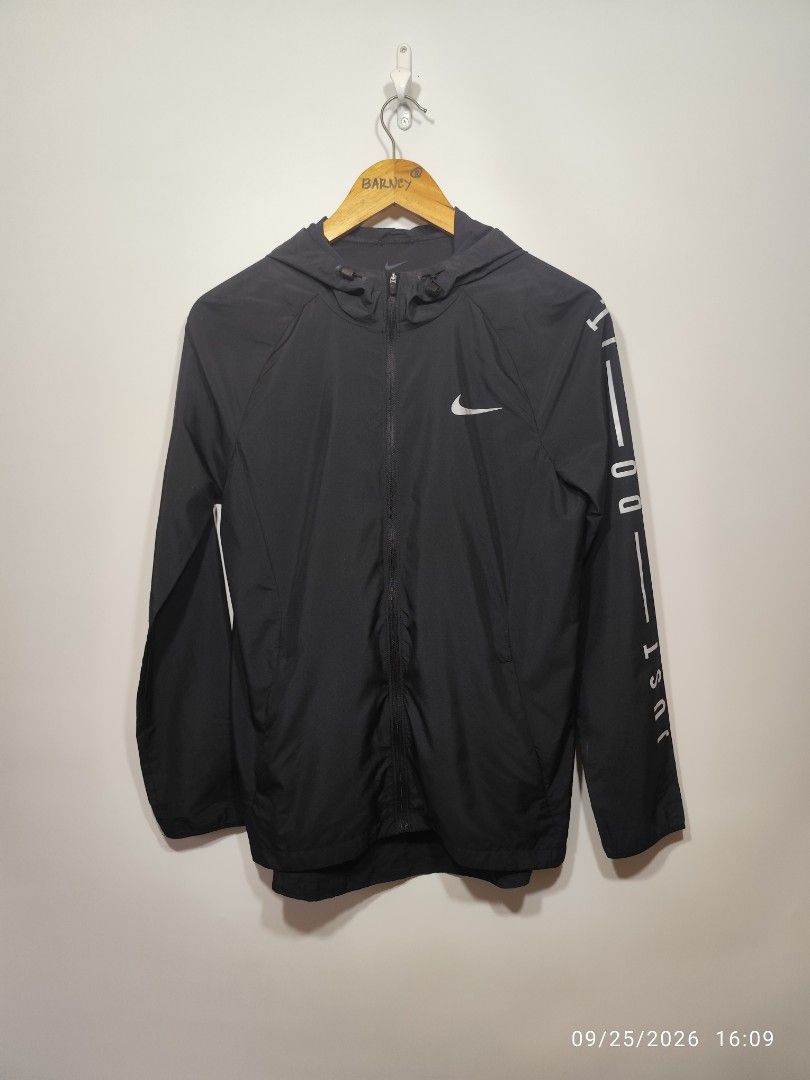Nike Running Jacket Black "Just Do It" (Category: Coats, Jackets and Outerwear) located in San Fernando. Submitted by riasbarney67882 (Listing ID 1464005342, Image 1). Description: - Black Nike running jacket - Size: Medium - Features 'Just Do It' graphic on sleeve - Lightweight and hooded for protection - Reflective detail on the back - Ideal for running in any weather.