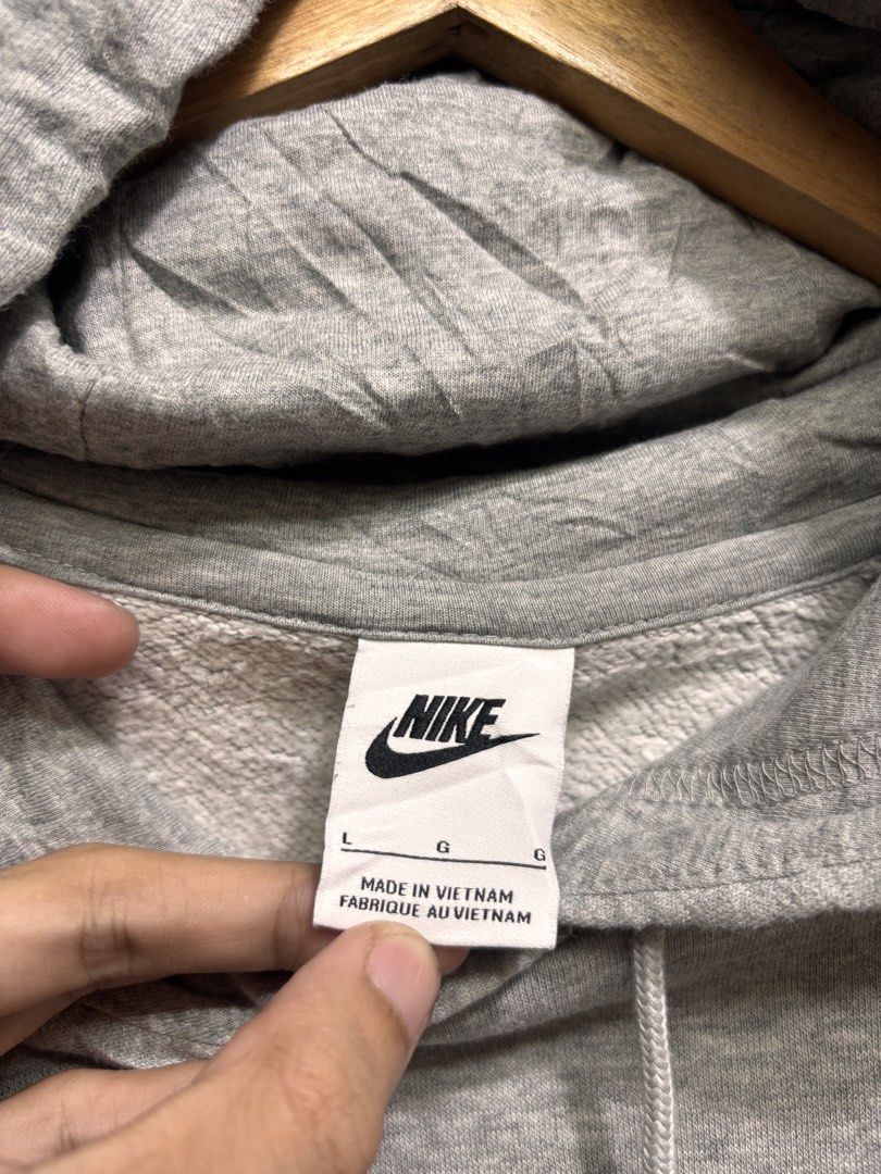 NIKE SIDE LOGO HOODIE JACKET (Category: Coats, Jackets and Outerwear) located in Quezon City. Submitted by xoxochiq (Listing ID 1464070377, Image 2). Description: NIKE SIDE LOGO HOODIE JACKET Medium Length - 26 Width - 22 10/10 color rate Excellent Condition 750 only pm me!.