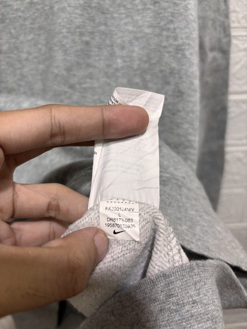 NIKE SIDE LOGO HOODIE JACKET (Category: Coats, Jackets and Outerwear) located in Quezon City. Submitted by xoxochiq (Listing ID 1464070377, Image 3). Description: NIKE SIDE LOGO HOODIE JACKET Medium Length - 26 Width - 22 10/10 color rate Excellent Condition 750 only pm me!.
