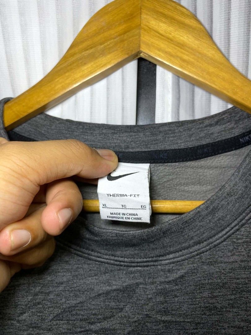 Nike Therma-fit crew neck (Category: Activewear) located in Tarlac. Submitted by dinnuh4e (Listing ID 1464109463, Image 3). Description: Nike therma-fit W 23.5 L 29 As new Issue: none .