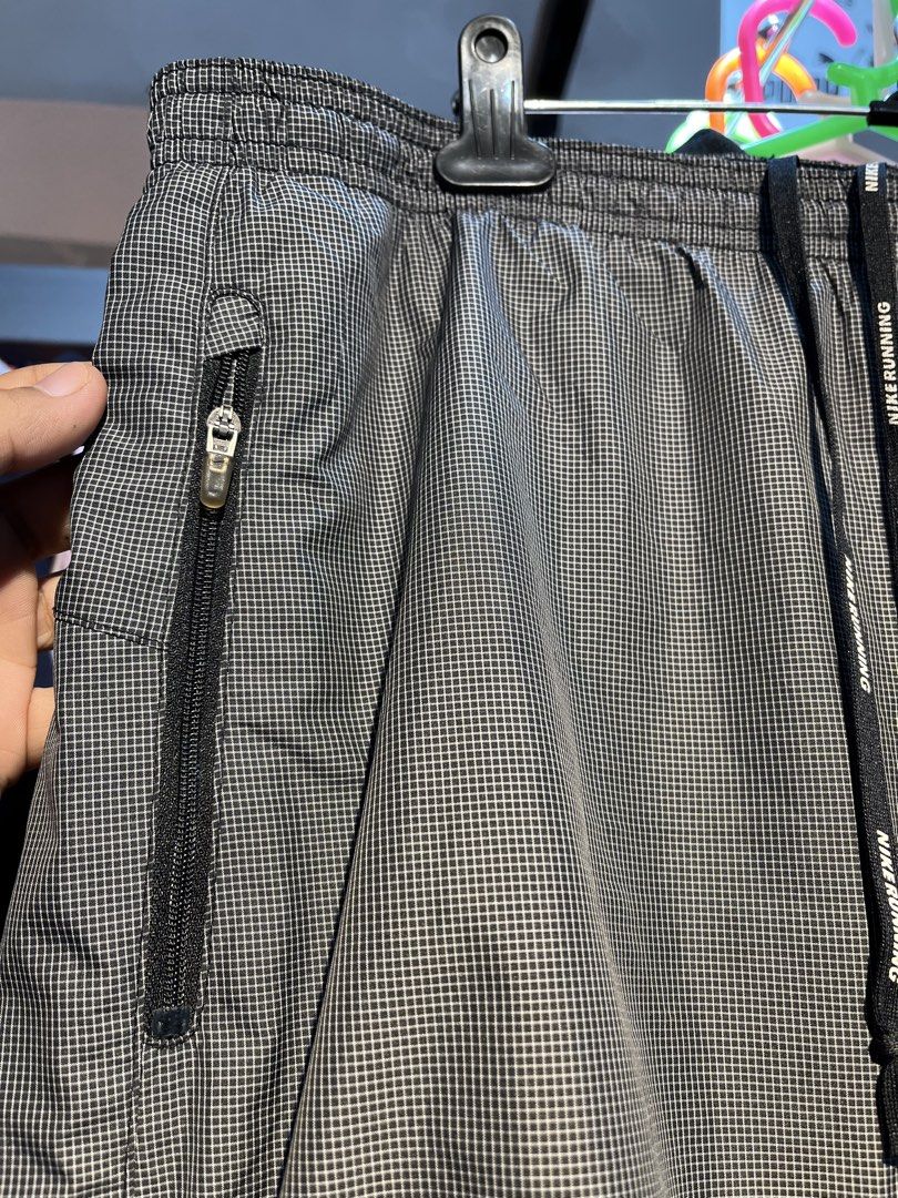 NIKE TRACKPANTS (Category: Trousers) located in Valencia. Submitted by hunterxthrifter (Listing ID 1464075195, Image 3). Description: GOOD ASNEW HOOK UP .