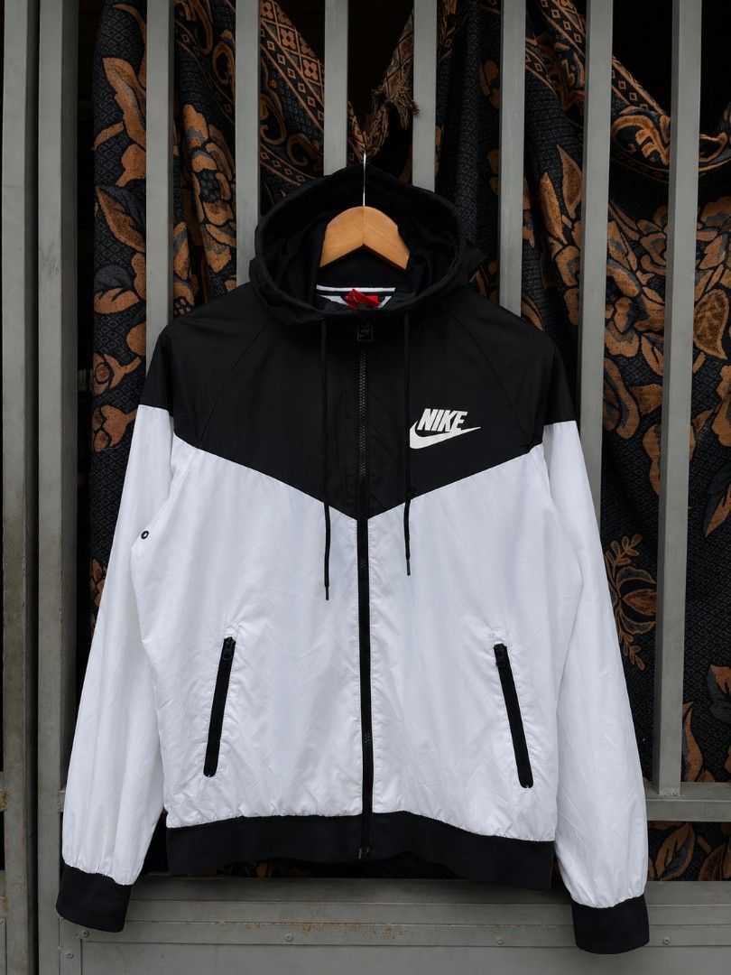 Nike Two Tone Windbreaker (Category: Coats, Jackets and Outerwear) located in Manila. Submitted by thrift_district (Listing ID 1464042176, Image 1). Description: 24 inch length 20 inch width Excellent condition.