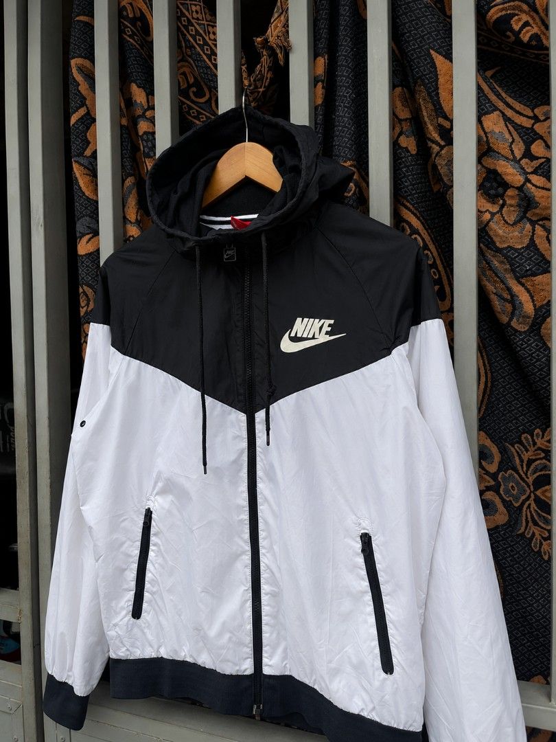 Nike Two Tone Windbreaker (Category: Coats, Jackets and Outerwear) located in Manila. Submitted by thrift_district (Listing ID 1464042176, Image 2). Description: 24 inch length 20 inch width Excellent condition.