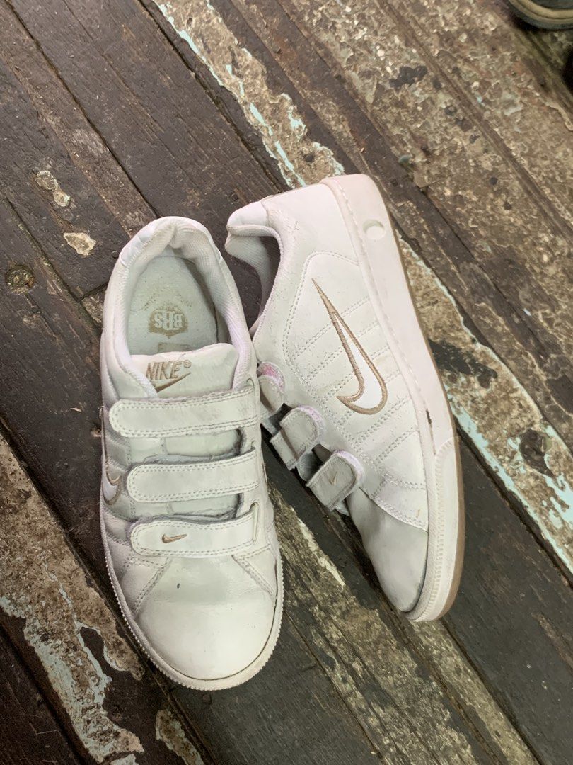 Nike White Velcro Sneakers (Category: Sneakers) located in Manila. Submitted by wildfire.33cd8c (Listing ID 1464126410, Image 2). Description: - Classic white Nike sneakers - Features convenient velcro straps - Perfect for everyday wear - Shows minor signs of use on soles and uppers - Plenty of wear left, a real bargain!.