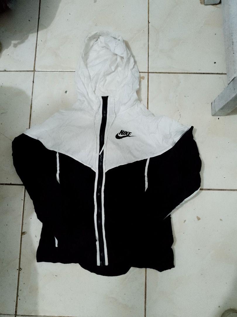 Nike Windrunner Jacket White Black Size L (Category: Coats, Jackets and Outerwear) located in Caloocan City. Submitted by akosiwaron_thrift2600 (Listing ID 1463964183, Image 1). Description: - Brand: Nike - Model: Windrunner Jacket - Color: White/Black - Size: Large (L) - Material: 100% Polyester - Origin: Made in Vietnam - Perfect for: Everyday wear, sports, or layering.