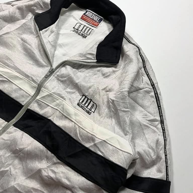 Nike World Jacket Track Top (Category: Coats, Jackets and Outerwear) located in Manila. Submitted by ayskrim_ (Listing ID 1464024980, Image 3). Description: Dimes: L-XL 24x28 .