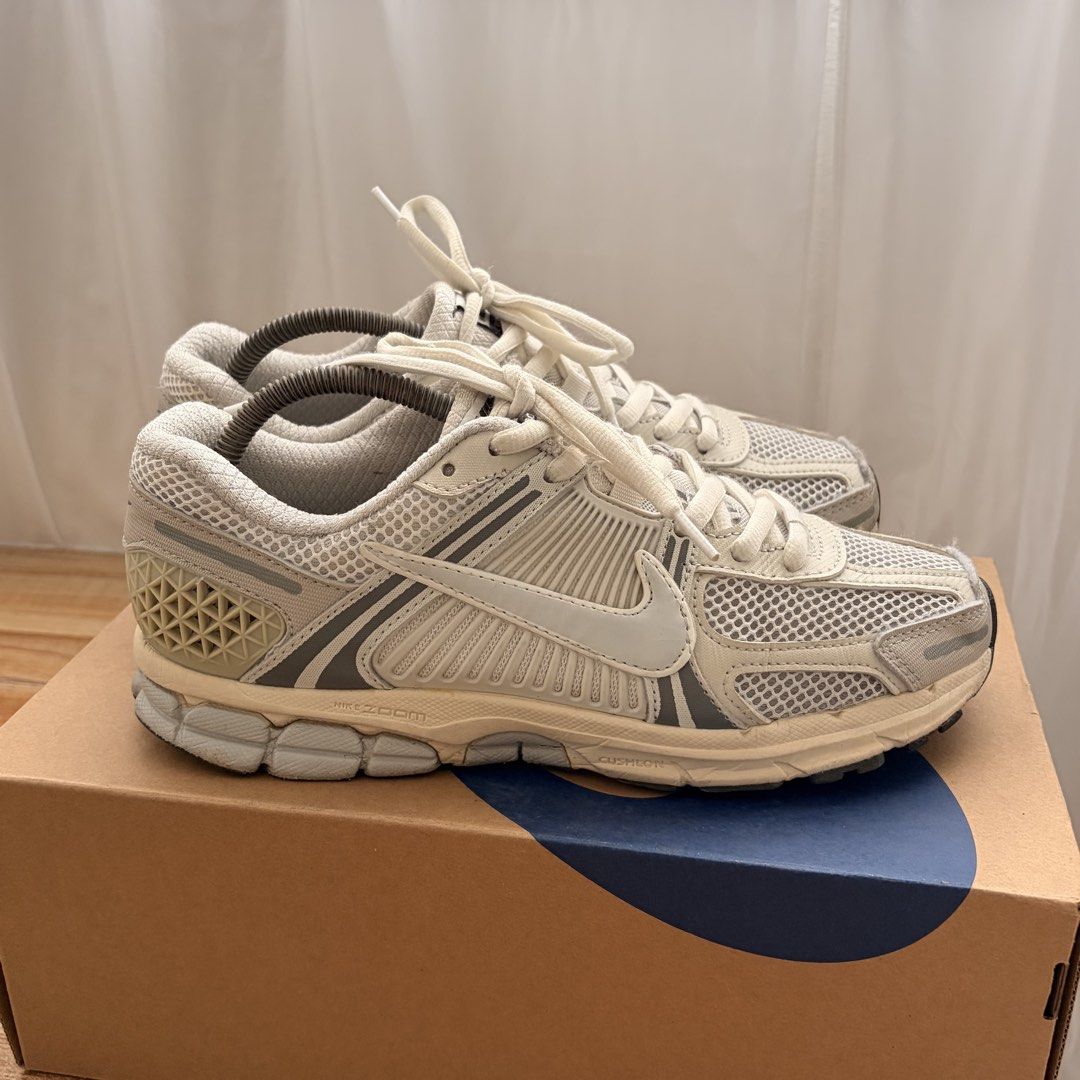 Nike Zoom Vomero 5 (Category: Sneakers) located in Pasig City. Submitted by dailydeclutters (Listing ID 1464023820, Image 2). Description: Buy my two vomeros and I can give it down to 3,000 plus sf Nike Zoom Vomero 5 - Size: 27.0cm (size tag already blurred but this is the same size with my other vomero posted) - Minor signs of wear on soles and midsole but not so noticeable when worn Loc: Pasig.