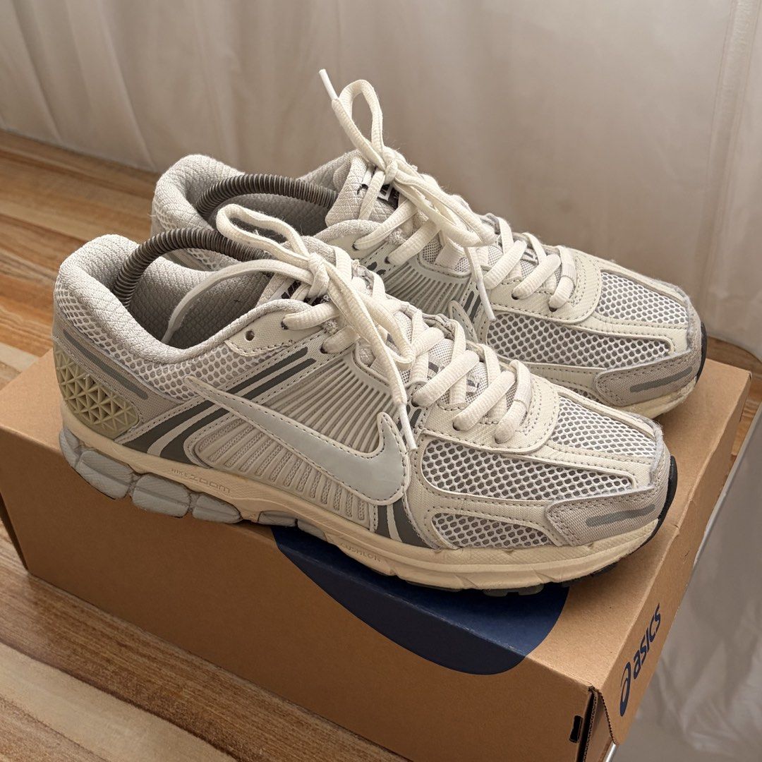 Nike Zoom Vomero 5 (Category: Sneakers) located in Pasig City. Submitted by dailydeclutters (Listing ID 1464023820, Image 3). Description: Buy my two vomeros and I can give it down to 3,000 plus sf Nike Zoom Vomero 5 - Size: 27.0cm (size tag already blurred but this is the same size with my other vomero posted) - Minor signs of wear on soles and midsole but not so noticeable when worn Loc: Pasig.