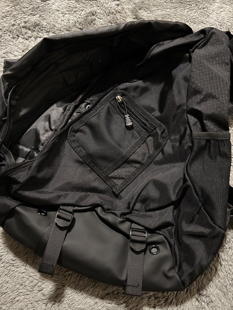 Oakley Crossbody 3pcs (Category: Backpacks) located in Lapu Lapu. Submitted by frombelow_ph (Listing ID 1463980880, Image 3). Description: Oakley Crossbody 3pcs 3500 Each HQR Pristine Condition No flaws DM FOR MORE DETAILS!📲.