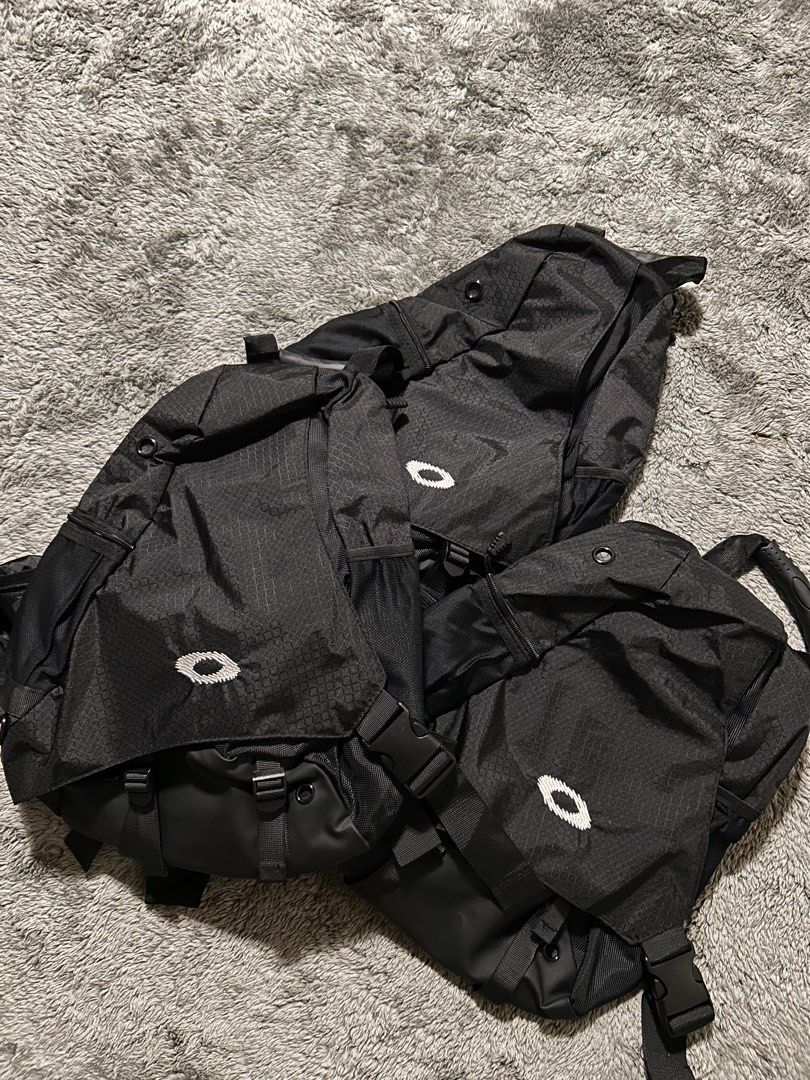 Oakley Crossbody 3pcs (Category: Backpacks) located in Lapu Lapu. Submitted by frombelow_ph (Listing ID 1463980880, Image 1). Description: Oakley Crossbody 3pcs 3500 Each HQR Pristine Condition No flaws DM FOR MORE DETAILS!📲.