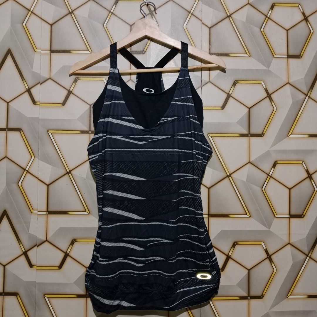 Oakley Energy Printed Tank top (Category: Activewear) located in Tagaytay City. Submitted by joyjavier1230 (Listing ID 1464053657, Image 3). Description: Oakley Energy Printed Tank top in excellent condition no issues 9.5/10 color rate small on tag width:17.5" length:28.5" authentic ✅ ✅ ✅ 350+shipping fee location: Tagaytay shipping via jnt mop: gcash dm to purchase 📩 📩 📩.