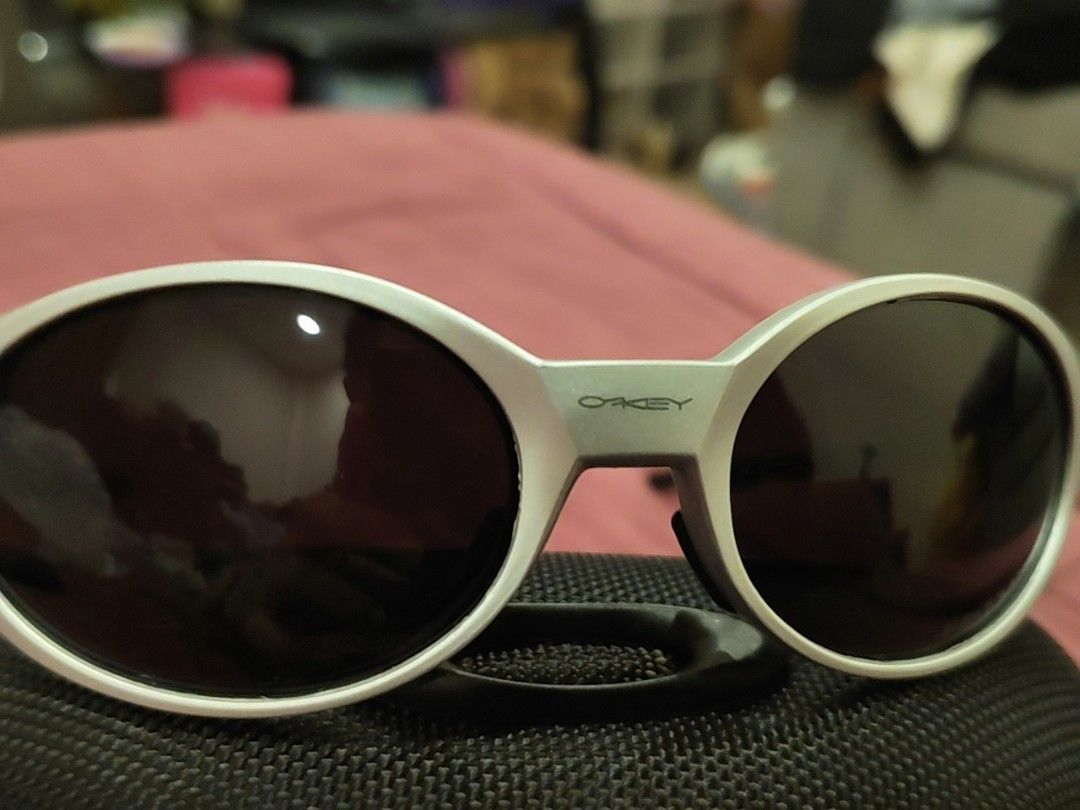 Oakley eye jacket x (Category: Sunglasses & Eyewear) located in Baliuag. Submitted by mervstar (Listing ID 1464044732, Image 3). Description: Oakley eye jacket x complete package.