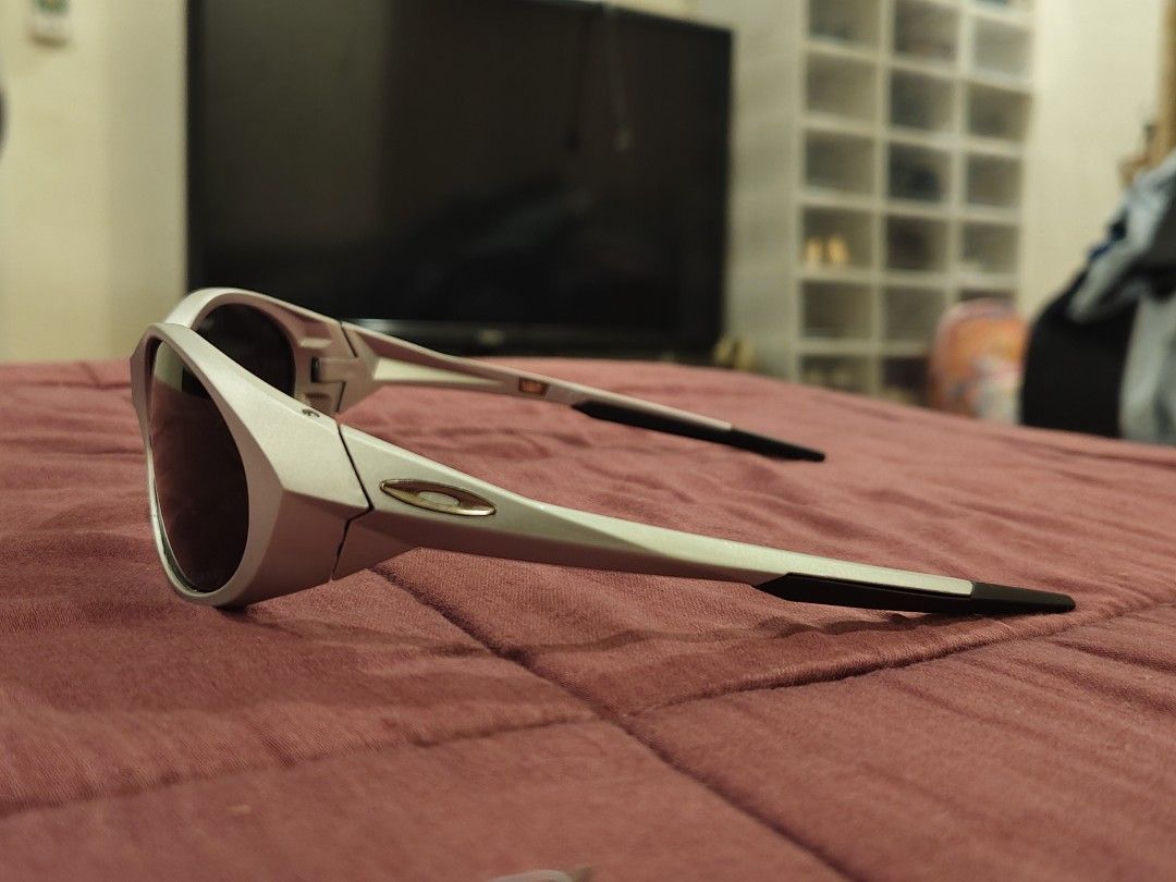 Oakley eye jacket x (Category: Sunglasses & Eyewear) located in Baliuag. Submitted by mervstar (Listing ID 1464044732, Image 2). Description: Oakley eye jacket x complete package.