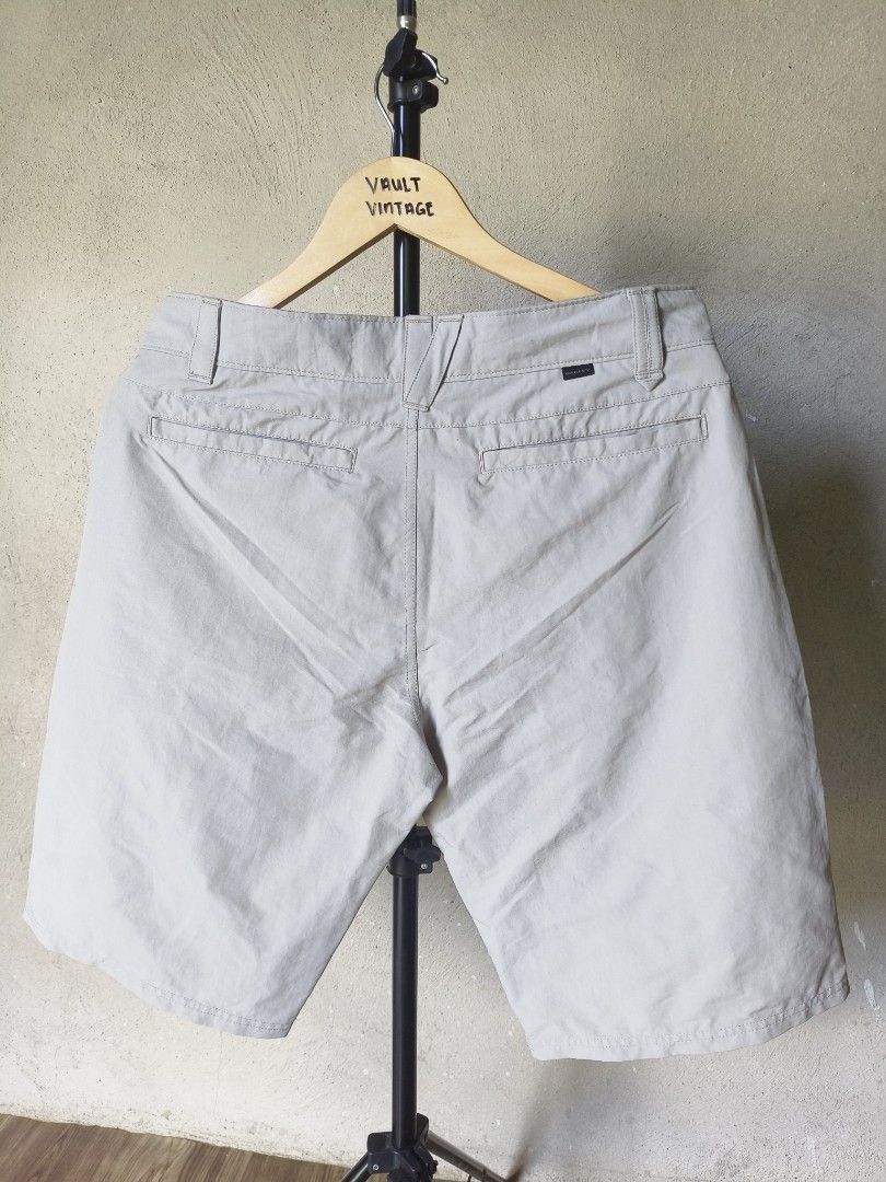 Oakley Walk shorts (Category: Shorts) located in Cabiao. Submitted by vaultvintage004 (Listing ID 1463958814, Image 2). Description: Oakley Mens Casual Shorts Gray •Condition Excellent •Color Rate Excellent Issue: None Waist Line: 16 Length: 21.5 Leg Hole: 10.5 Cabiao Nueva Ecija 📍 MOP GCASH ONLY💵 We ship via jnt only.