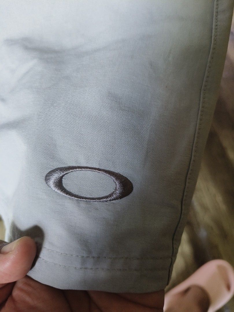 Oakley Walk shorts (Category: Shorts) located in Cabiao. Submitted by vaultvintage004 (Listing ID 1463958814, Image 3). Description: Oakley Mens Casual Shorts Gray •Condition Excellent •Color Rate Excellent Issue: None Waist Line: 16 Length: 21.5 Leg Hole: 10.5 Cabiao Nueva Ecija 📍 MOP GCASH ONLY💵 We ship via jnt only.