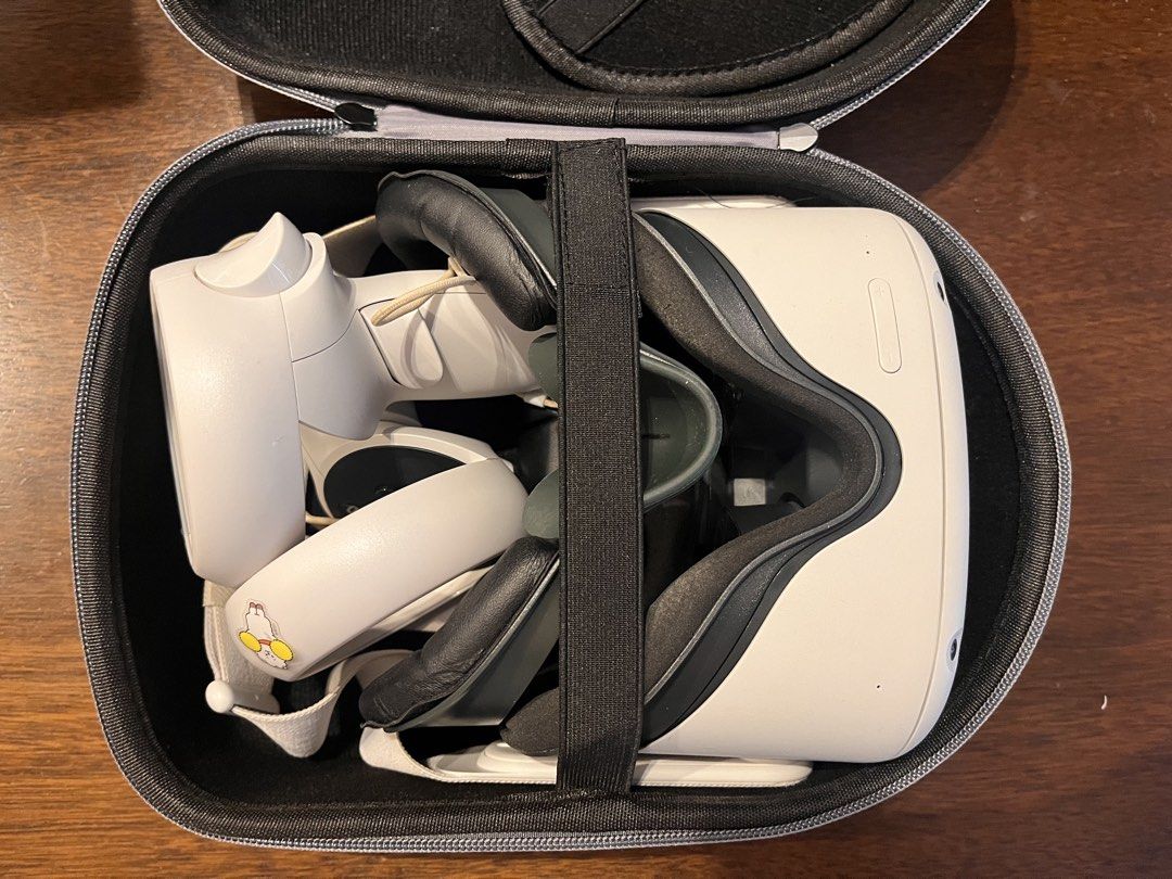 Oculus Quest 2 VR Headset with Controllers and Case (Category: Virtual Reality) located in Taguig. Submitted by kscsantos (Listing ID 1464009711, Image 3). Description: - Oculus Quest 2 (256GB) - Includes headset and two controllers - Comes with a protective carrying case - Ideal for immersive gaming and virtual reality experiences - Ready for a new owner.