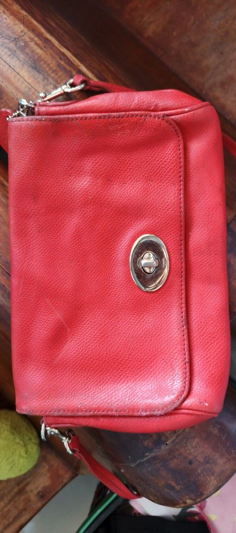OG red coach kili/shoulder bag (Category: Cross-body Bags) located in Manila. Submitted by tonton1 (Listing ID 1463958685, Image 2). Description: -OG coach bag -with issue(bawal sa maselan) - no COD -no refund .