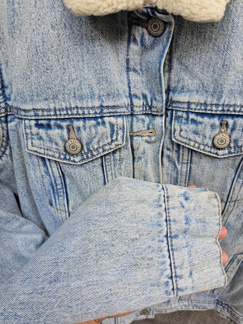 Old Navy Light Wash Sherpa Lined Denim Jacket Size M (Category: Coats, Jackets and Outerwear) located in Baguio. Submitted by mybirken.stuffph (Listing ID 1463981284, Image 3). Description: - Light wash denim jacket from Old Navy - Sherpa lined collar for added warmth - Classic trucker jacket design - Button front closure - Two chest pockets and two side pockets - Ideal for cooler weather - Size: Medium (M).
