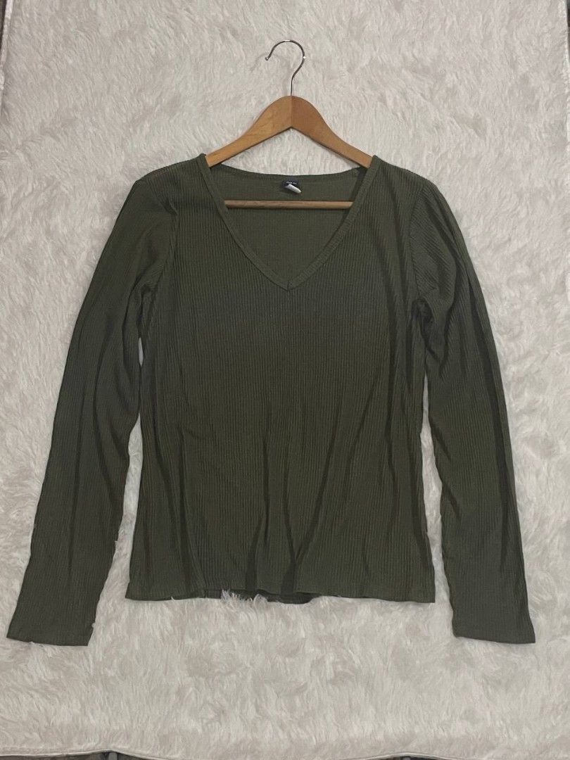 Old Navy Ribbed V-Neck Long Sleeve Top (Category: Longsleeves) located in Dasmarinas. Submitted by evitajana09 (Listing ID 1464060878, Image 1). Description: Old Navy V neck long sleeve ● Color: olive green ● Size: Large on tag ● Condition: Like new, no stains or holes, washed and steamed ● Price: ₱198 (+sf) MOP: Gotyme, Gcash MOD: J&T or Lalamove if near Dasma, Cavite .
