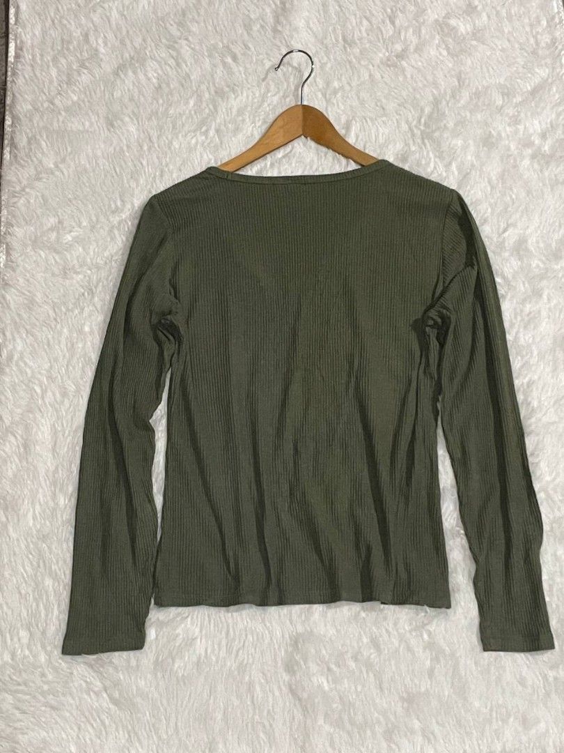 Old Navy Ribbed V-Neck Long Sleeve Top (Category: Longsleeves) located in Dasmarinas. Submitted by evitajana09 (Listing ID 1464060878, Image 2). Description: Old Navy V neck long sleeve ● Color: olive green ● Size: Large on tag ● Condition: Like new, no stains or holes, washed and steamed ● Price: ₱198 (+sf) MOP: Gotyme, Gcash MOD: J&T or Lalamove if near Dasma, Cavite .