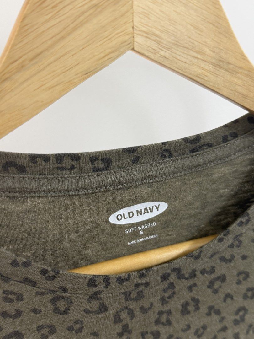 Old Navy Soft-Washed Leopard Print T-Shirt Size S (Category: Shirts) located in Cebu City. Submitted by jnnwright (Listing ID 1464076534, Image 2). Description: - Olive green t-shirt - Subtle dark leopard print all over - Soft-washed fabric for extra comfort - Short sleeves - Crew neck - Made in Bangladesh - Perfect basic tee.