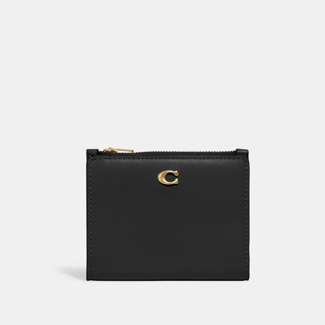 💯ORIGINAL COACH BIFOLD SNAP WALLET (Category: Wallets & Card holders) located in Quezon City. Submitted by ashongsstore (Listing ID 1464051374, Image 2). Description: 👜 C🅾️ACH COLLECTION👜 🇵🇭AVAILABLE🇵🇭 Bifold Snap Wallet This petite refined leather bifold wallet has a convenient exterior pocket for easy access to coins and small accessories. Secured by a snap closure, it opens to reveal six card slots and a full-length bill compartment fo
