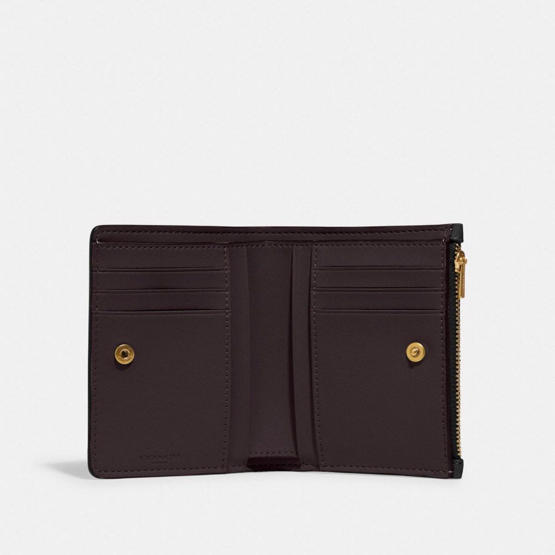 💯ORIGINAL COACH BIFOLD SNAP WALLET (Category: Wallets & Card holders) located in Quezon City. Submitted by ashongsstore (Listing ID 1464051374, Image 3). Description: 👜 C🅾️ACH COLLECTION👜 🇵🇭AVAILABLE🇵🇭 Bifold Snap Wallet This petite refined leather bifold wallet has a convenient exterior pocket for easy access to coins and small accessories. Secured by a snap closure, it opens to reveal six card slots and a full-length bill compartment fo
