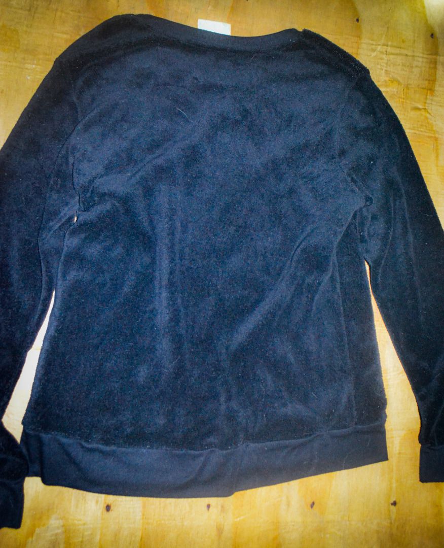 ORIGINAL THE GRINCH LONG SLEEVE SWEATSHIRT (Category: Coats, Jackets and Outerwear) located in Muntinlupa City. Submitted by mintzyitzy (Listing ID 1463972258, Image 2). Description: PERFECT FOR THIS CHRISTMAS SEASON, NEW GRINCH SWEATSHIRT! .