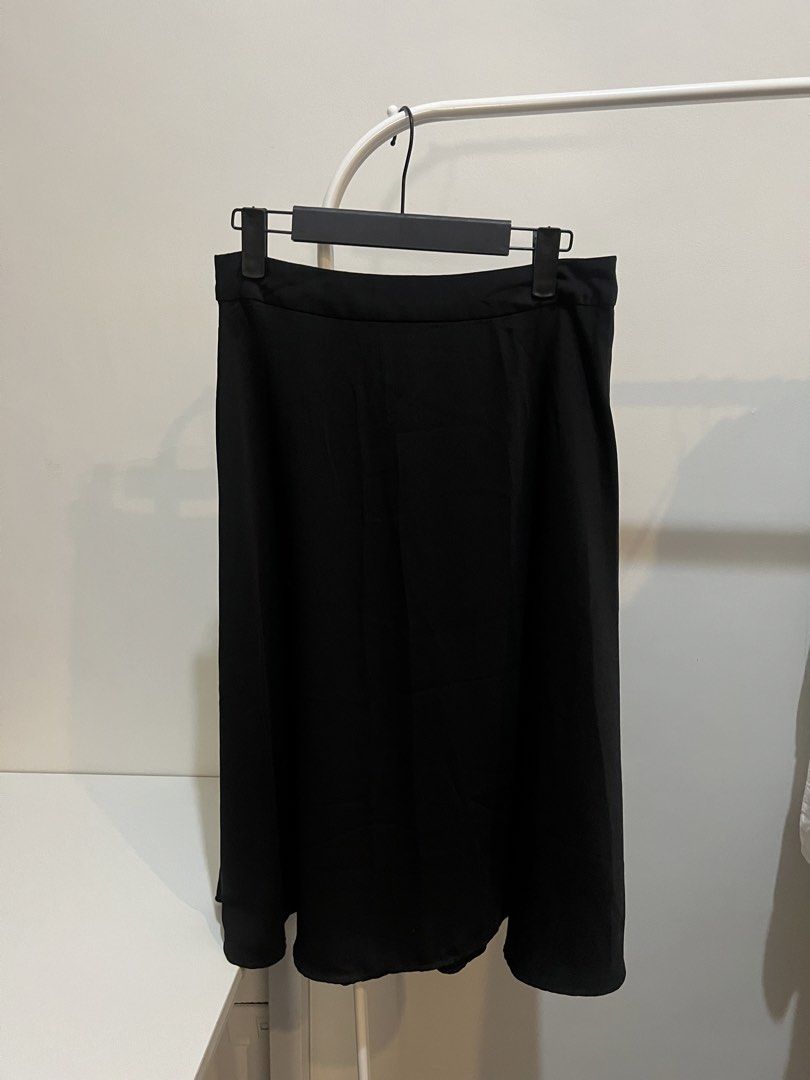 OVS Black Midi Skirt (Category: Skirts) located in Quezon City. Submitted by styleandcomfort (Listing ID 1464045680, Image 1). Description: Got this for 3,000+ Super soft high quality fabric Altered sa waist so please measurement posted Message me for inquiries 😊.