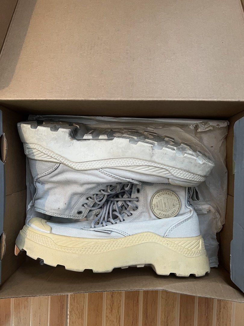 Palladium Boots Pallakix (Category: Boots) located in Muntinlupa City. Submitted by coolthrifto (Listing ID 1463967477, Image 1). Description: Palladium Boots Authentic Pallakix With Box Size: 6 USA womens / 4.5 USA mens / 37 eur Issues: needs cleaning no major issue Pickup/meetup: AAVA d2 Visayas St. Can do drop off.