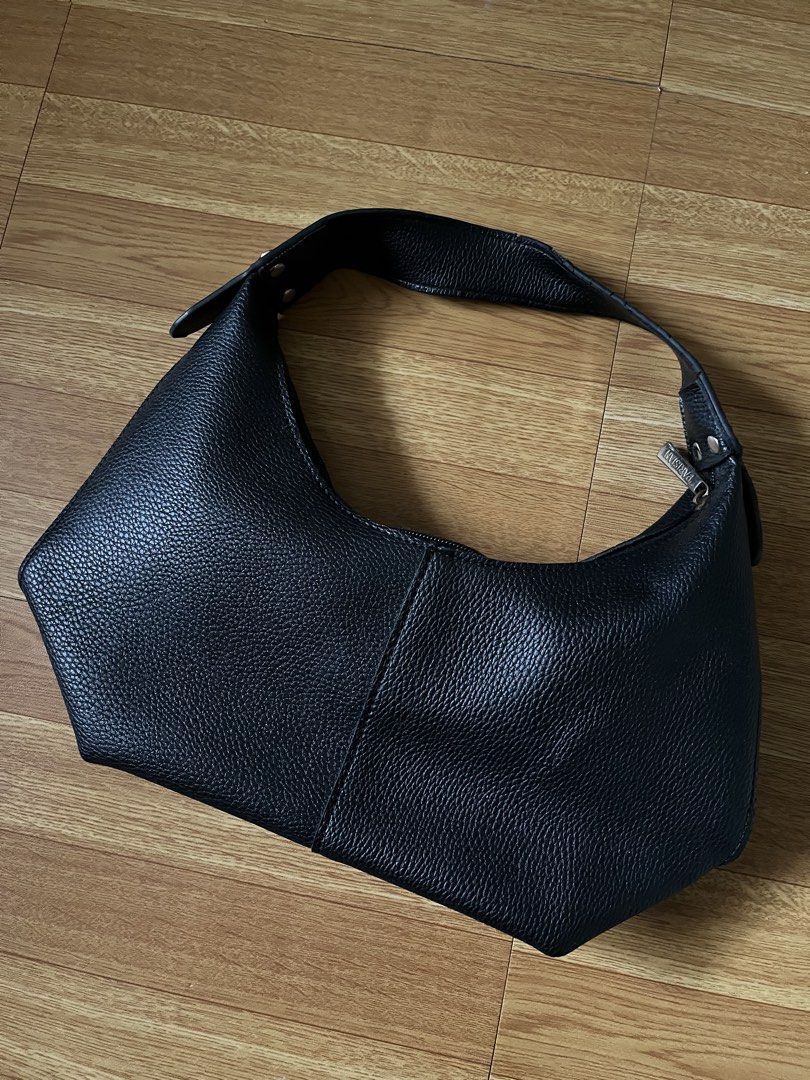 Parisian Black Bag (Category: Shoulder Bags) located in Quezon City. Submitted by hellochantal (Listing ID 1464016407, Image 1). Description: .