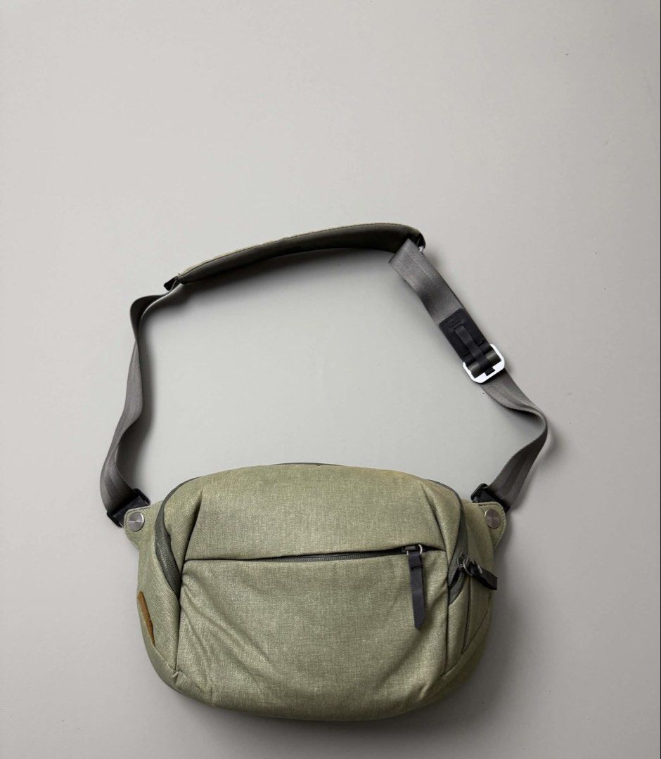 PEAK DESIGN (Category: Sling Bags) located in Guagua. Submitted by sweetboyy (Listing ID 1464055064, Image 1). Description: PEAK DESIGN 5L EVERYDAY SLING.