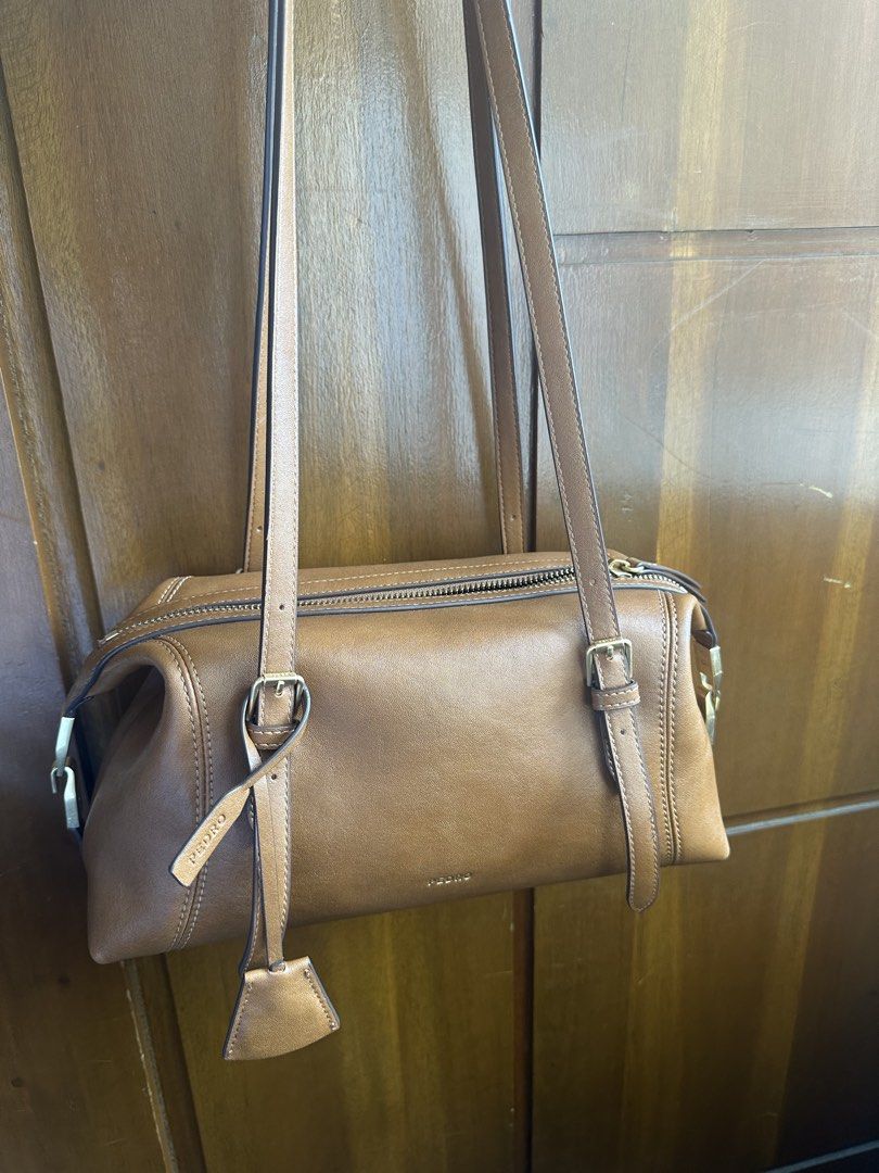 Pedro Brown Leather Shoulder Bag (Category: Luxury Bags & Wallets) located in Manila. Submitted by prelovedwelllove (Listing ID 1463969428, Image 1). Description: - Pedro brown leather shoulder bag Can convert to clutch bag Adjustable strap Original faux leather Good as new with dustbag Srp 5k Noflaw or damages or stains No scratches Spacious .