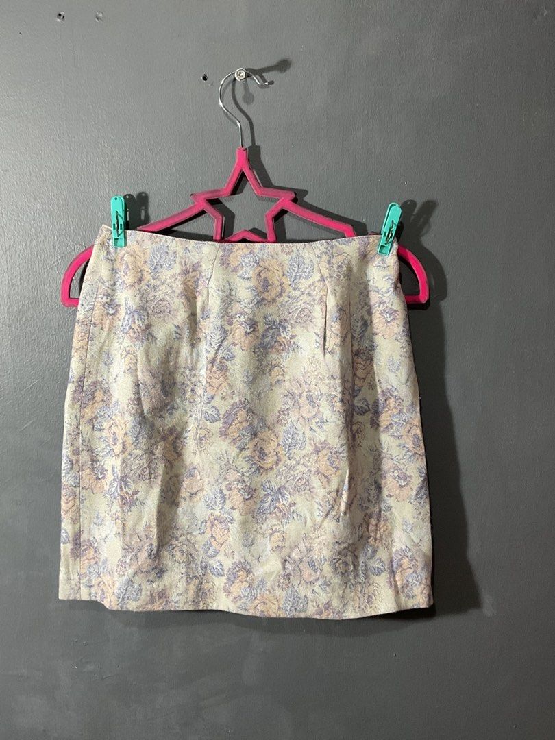 Pencil cut Floral Mini Skirt (Category: Skirts) located in Manila. Submitted by noblewater-1a3b (Listing ID 1464025415, Image 2). Description: - Brand: PROPORTION Body Dressing - Style: Mini Skirt - Design: Pastel floral print all over - Closure: Side zipper - Estimated Size: Fits like a Small, Medium and Large - Occasion: Great for casual wear or dressing up.