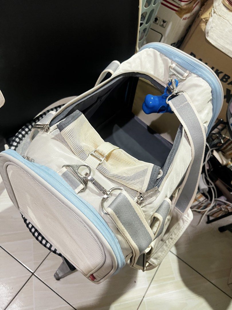 Pretty Bubble Pet Carrier Bag (Category: Homes & Other Pet Accessories) located in Makati City. Submitted by mimagrizz (Listing ID 1464043163, Image 3). Description: Bought in Pet Express for ₱2,800. Used twice Will give free s-m diapers • Lightweight pet carrier bag. • Has mesh panels for ventilation on multiple sides. • The front panel opens up fully for easy access. • Comes with a removable padded base. Great for small pets on the go. • Easy t