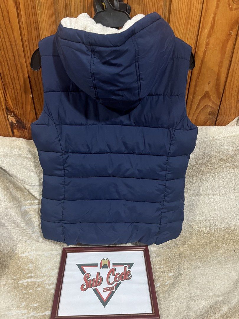 PETER STORM PUFFER VEST (Category: Vests) located in Baguio. Submitted by subcode_2600 (Listing ID 1464045882, Image 2). Description: Other details included in the pictures Do not hesitate to message us for questions. Thank you! .