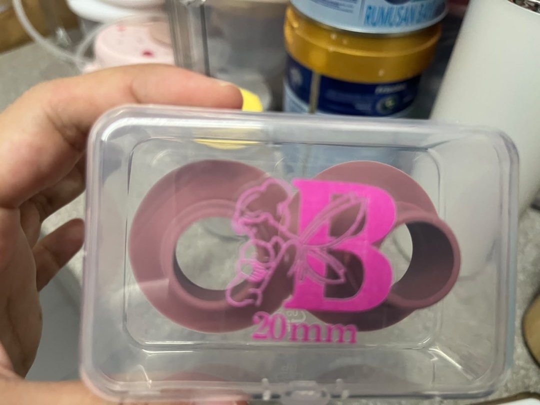 pink insert (Category: Breastfeeding & Bottle Feeding) located in Selayang. Submitted by fajreen1612 (Listing ID 1464018810, Image 1). Description: sz 20 dapat 2 pakai utk try je chat dlu sblm bli.