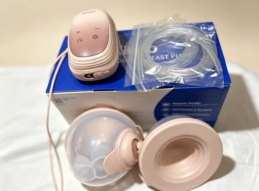 Pink Portable Electric Breast Pump (Category: Breastfeeding & Bottle Feeding) located in Manila. Submitted by micakeyks (Listing ID 1463977965, Image 1). Description: - Pink portable electric breast pump - Multiple modes and adjustable intensity levels - Discreet and portable design for on-the-go use - Comes complete with tubing and main unit - Original box included.