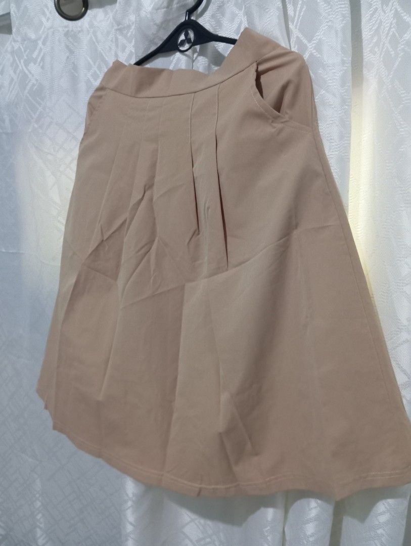 Pleated A-line Skirt (Category: Skirts) located in Dasmarinas. Submitted by kei05 (Listing ID 1463950413, Image 2). Description: - Tan A-line skirt - Features pleats at the front - Versatile for casual or smart casual outfits - Effortlessly pairs with various tops Waist 26-28 inches Length 24 inches Stretchable .
