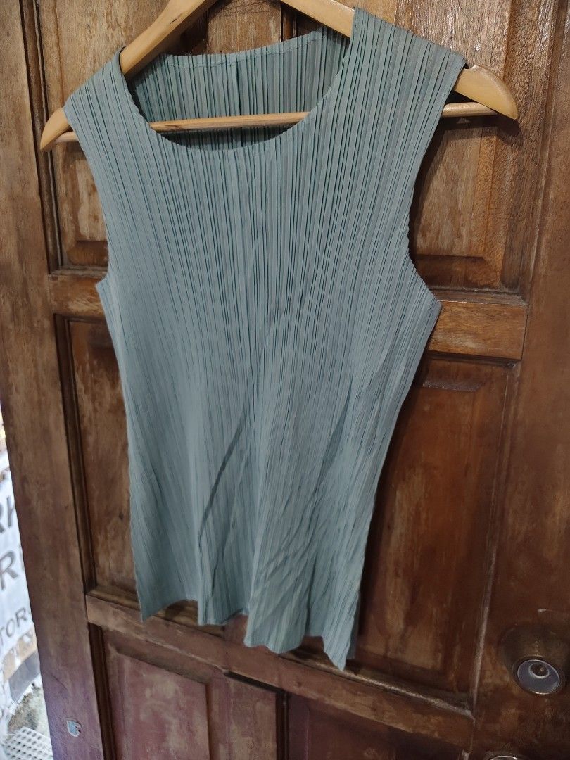 Pleats please tops (Category: Others Tops) located in Iloilo. Submitted by branded-boy0422_16 (Listing ID 1463971254, Image 2). Description: W: 13 stretchable L: 24 Good as new no issue.