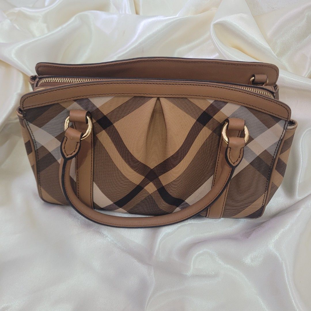 PRE-LOVED DAKS (Category: Luxury Bags & Wallets) located in Dasmarinas. Submitted by bome1 (Listing ID 1464014114, Image 2). Description: IN VERY GOOD CONDITION.