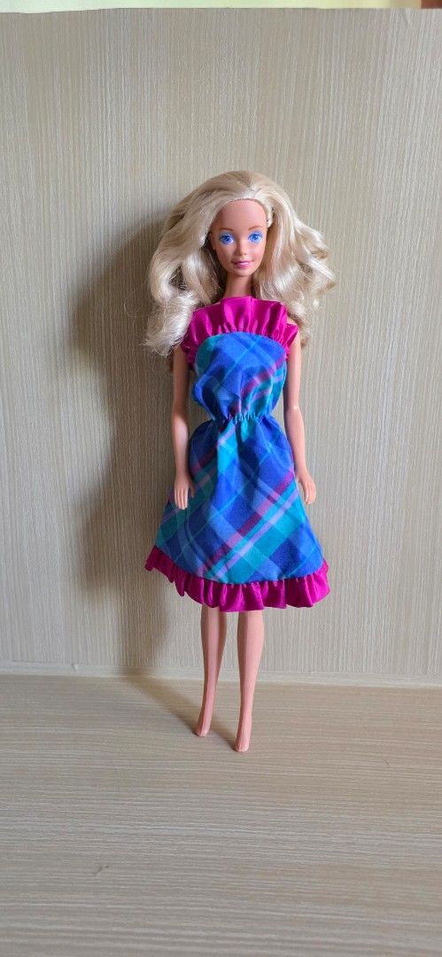 Preloved Special Expressions Barbie (1990) (Category: Kids Toys) located in Luna. Submitted by macygreyz82 (Listing ID 1463968950, Image 1). Description: Doll no issue Made in Malaysia Wearing preloved Twice as Nice dress #7953 (one strap removed, no belt) MOP: GCash MOD: J&T only Item Location: La Union.