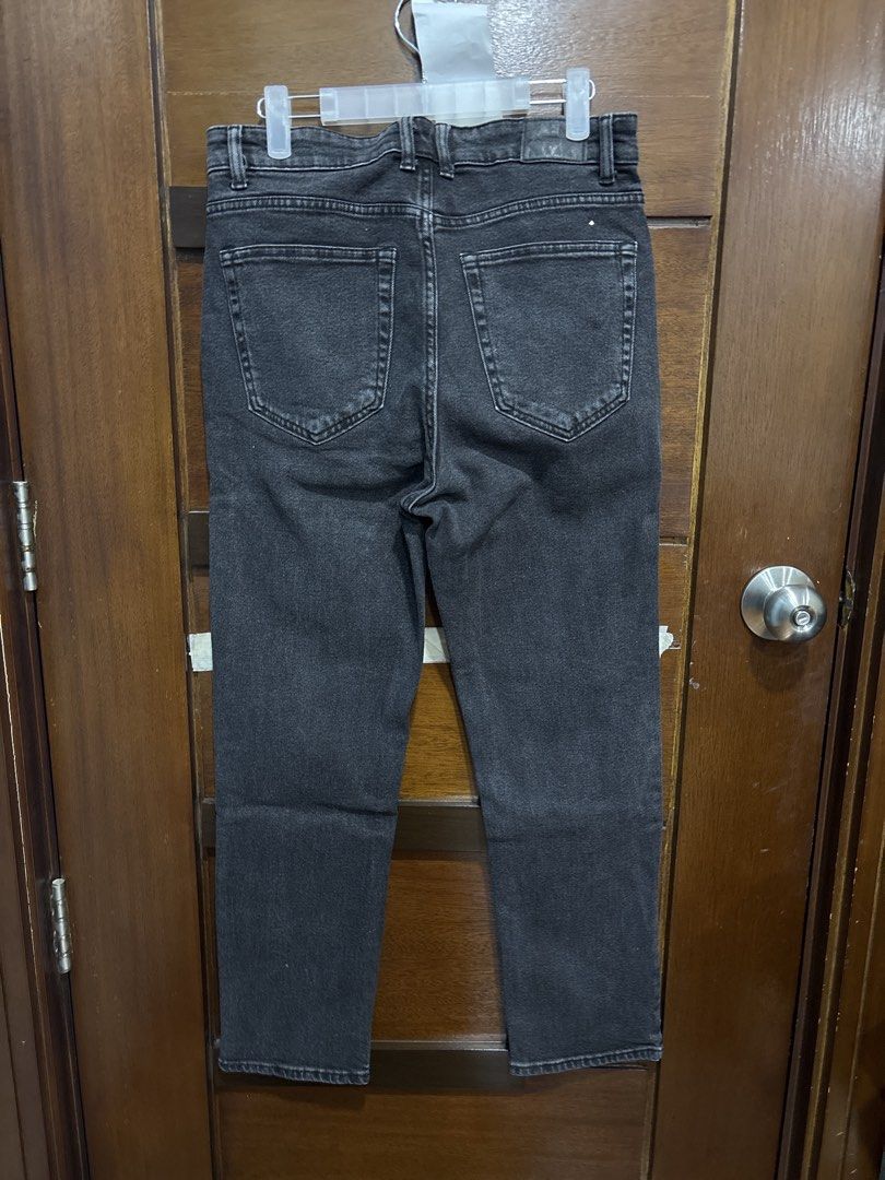 Pull & Bear Black Denim Jeans (Category: Jeans) located in Mandaluyong City. Submitted by clothescarousel (Listing ID 1464044984, Image 3). Description: - Brand: Pull & Bear - Color: Black Denim - Fit: Straight Leg - Size: EUR 40 / USA 8 / MEX 30 - Origin: Made in Bangladesh - Ideal for: Everyday wear.