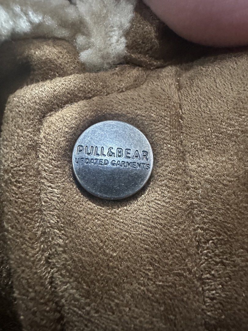 Pull & Bear Faux Suede Trucker Jacket with Teddy Collar (Category: Coats, Jackets and Outerwear) located in Quezon City. Submitted by secondcharm96 (Listing ID 1464041437, Image 3). Description: • Brand: Pull&Bear (Authentic) • Product Code: 126028776 • Size: L (EUR L / USA L / MEX 40) • Color: Brown / Camel with Cream Teddy Collar • Material: Soft faux-suede finish with warm teddy fleece lining ✨ Features: •Classic regular-fit trucker silhouette
