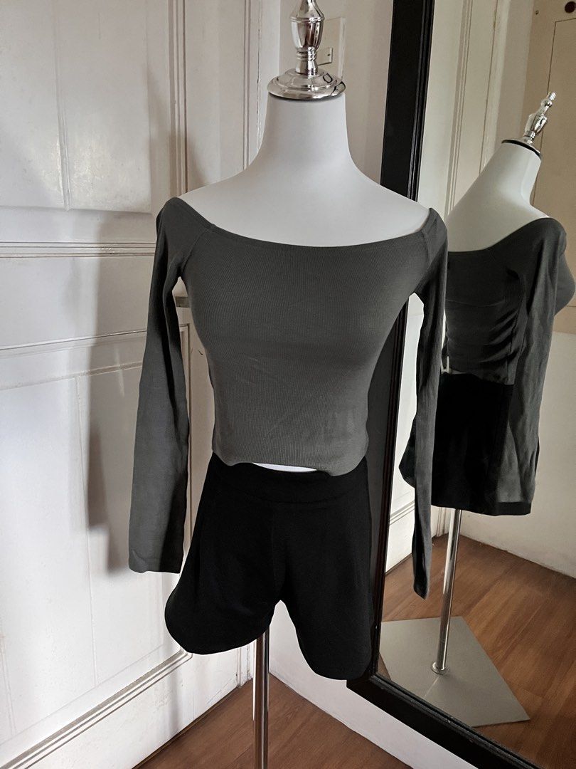 Pull and bear off shoulder (Category: Longsleeves) located in Muntinlupa City. Submitted by on.repeeat (Listing ID 1463990755, Image 1). Description: Medium size No issue good as new Body hugging.