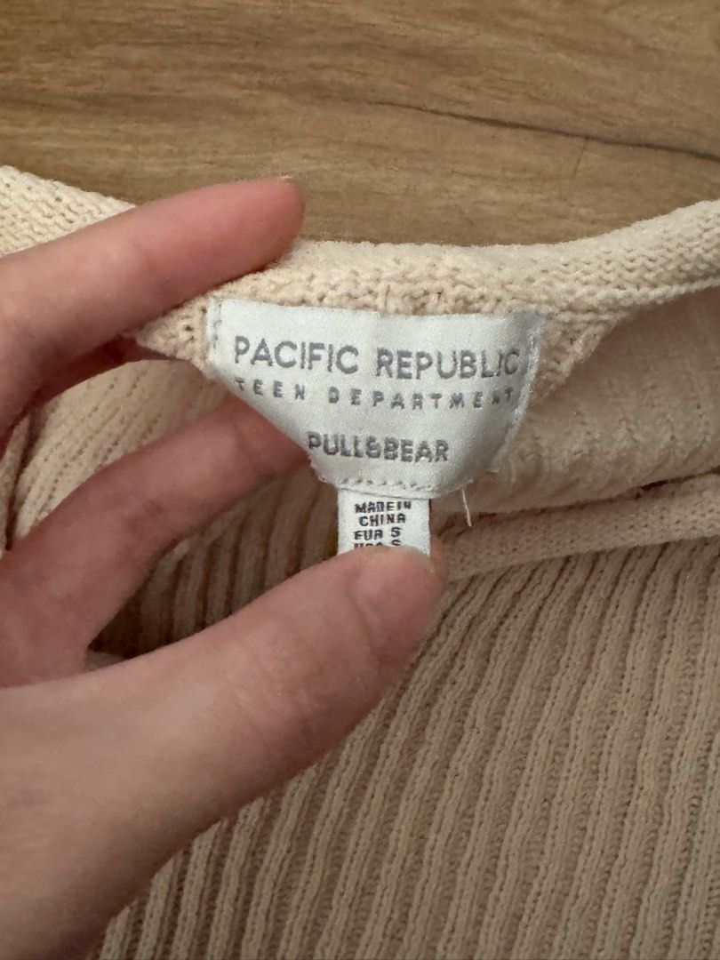 Pull &Bear longsleeves (Category: Longsleeves) located in Manila. Submitted by bookishtati (Listing ID 1463971635, Image 2). Description: .