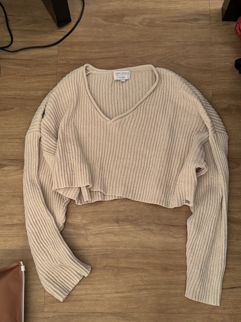 Pull &Bear longsleeves (Category: Longsleeves) located in Manila. Submitted by bookishtati (Listing ID 1463971635, Image 1). Description: .